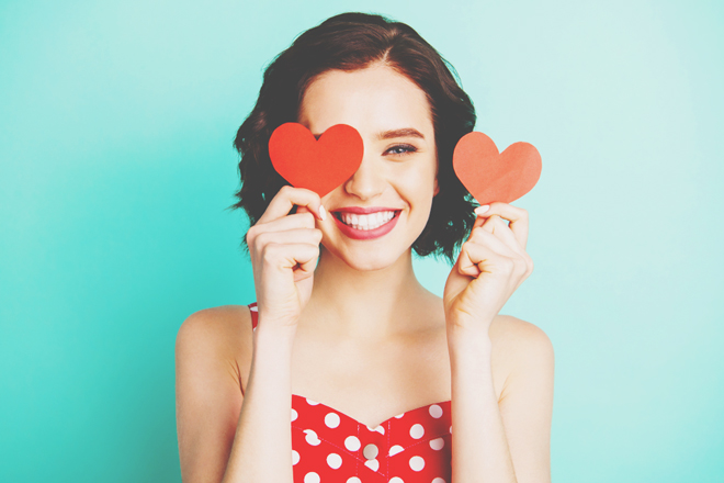 【12星座恋のカルマ】天秤座は笑顔で人から愛される、悪く出ると芯のない人に！