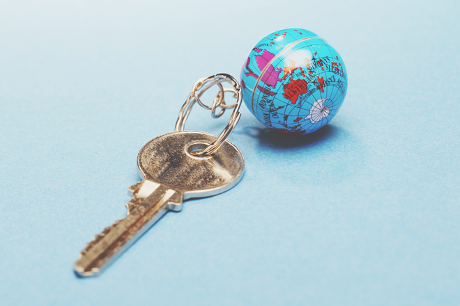 【2月のカラータロット占い】ラッキーカラーは「水色」、恋愛運は地球儀のキーホルダー！