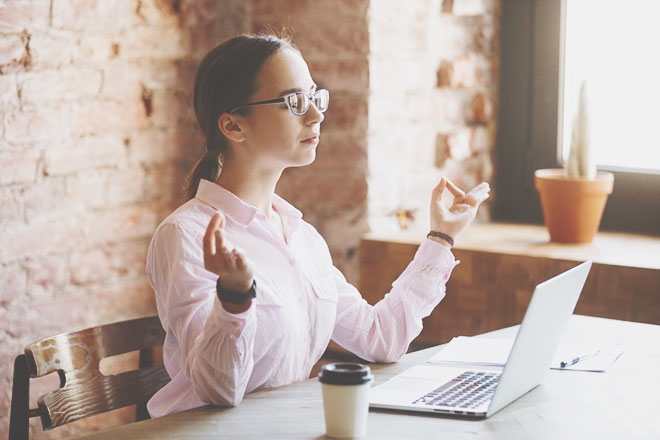 【開運指ヨガ】焦りを解消！　仕事がうまくいく「決意のポーズ」