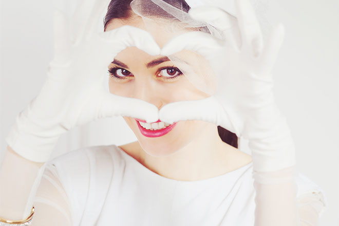 【開運指ヨガ】結婚線を強化！　愛され気質になれる「小指おじぎのポーズ」