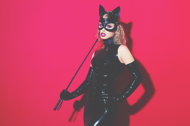 星座グループ別【SM女王様タイプ】双子座・天秤座・水瓶座は言葉責めの女王様!?