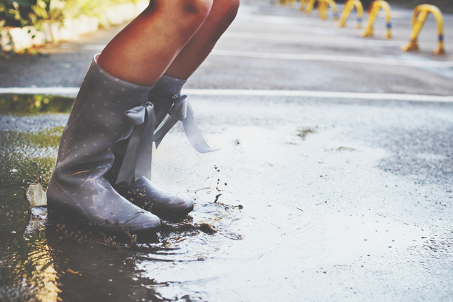 【6月のカラータロット占い】ラッキーカラーは「グレー」、仕事運はレインブーツ！