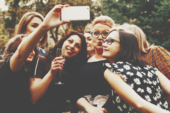 血液型【写真の写り方】あるある　Ｂ型は目立つポーズ、AB型は得意のキメ顔で！