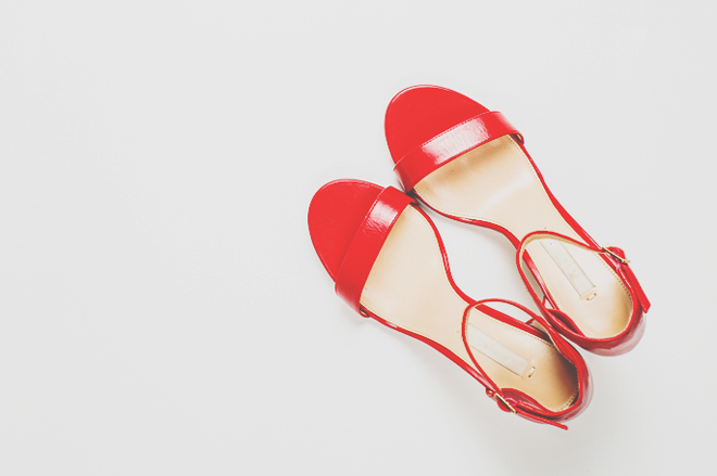 【7月のカラータロット占い】ラッキーカラーは「レッド」、仕事運はサンダル！