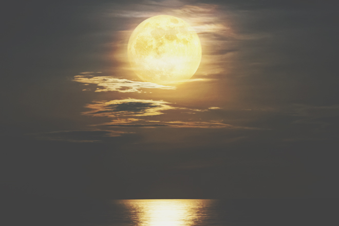 7月5日は山羊座の満月　尻込みする気持ちを手放して、壮大な長期目標を描こう！