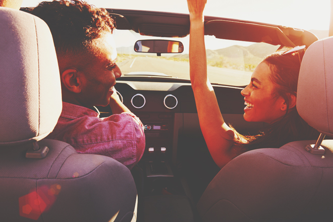 12星座【助手席】あるある　牡牛座はオススメの音楽をかけて車内DJと化す！