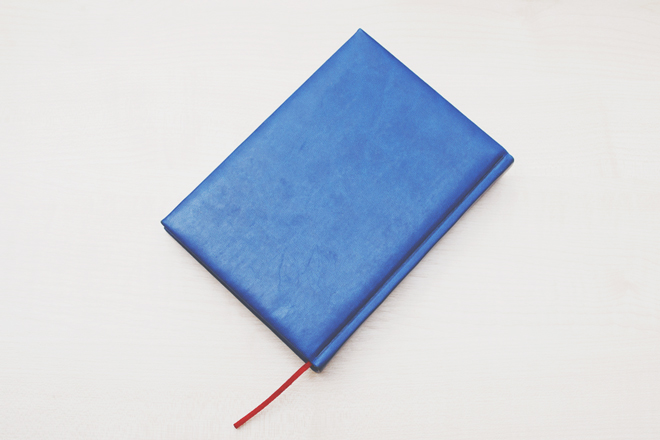 【8月のカラータロット占い】ラッキーカラーは「ロイヤルブルー」、恋愛運はブックカバー！