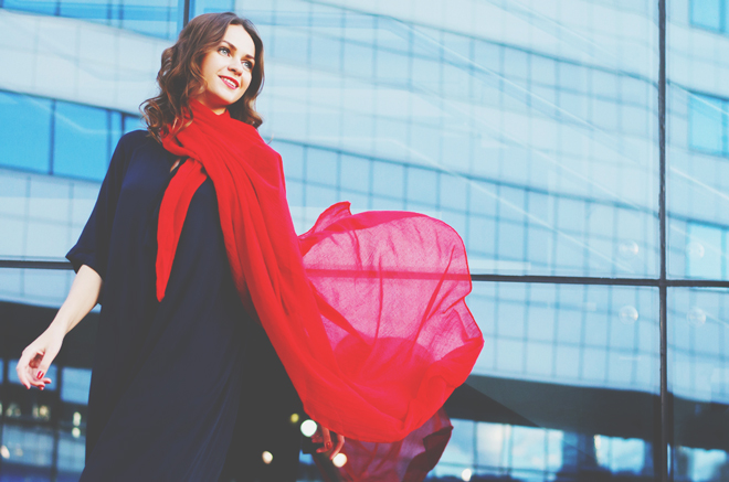 【10月のカラータロット占い】ラッキーカラーは「オレンジがかった赤色」、仕事運はスカーフ！