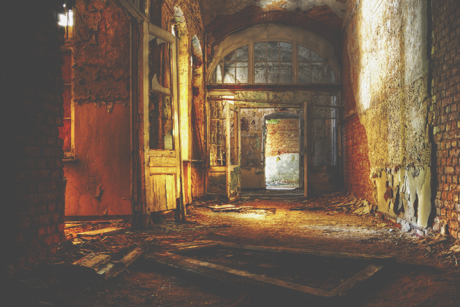 【心理テスト】廃墟の病院、誰と行く？　答えでわかる居心地のいいパートナー