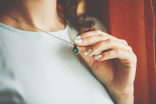 【12月のカラータロット占い】ラッキーカラーは「緑色」、恋愛運アップは天然石のネックレス！