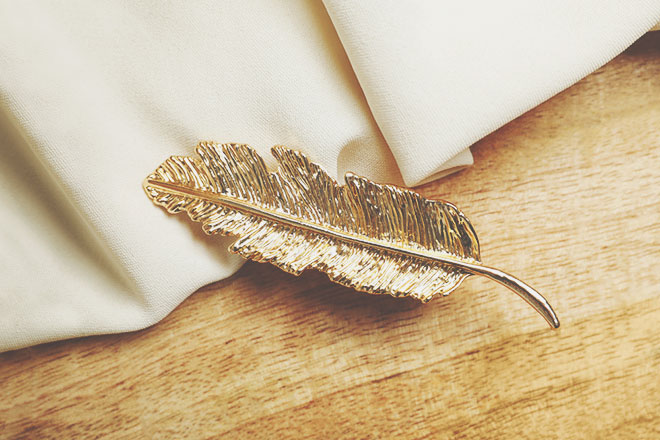 【2021年1月のカラータロット占い】ラッキーカラーは「ゴールド」、恋愛運アップは羽根のブローチ！