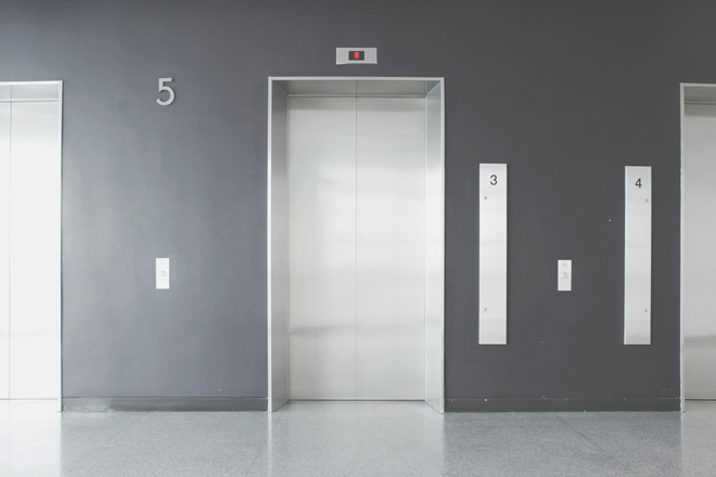 【心理テスト】エレベーターでの衝撃的な出来事わかる、あなたが気をつけたいこと