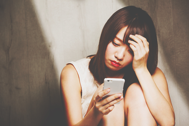 10の質問でわかる【SNS中毒度】いつでもどこでもSNSをのぞいていませんか？