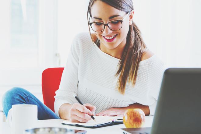 【筆跡診断】文字の書き方でわかる対人スタンス　右上がりで書く人は礼儀正しいタイプ！