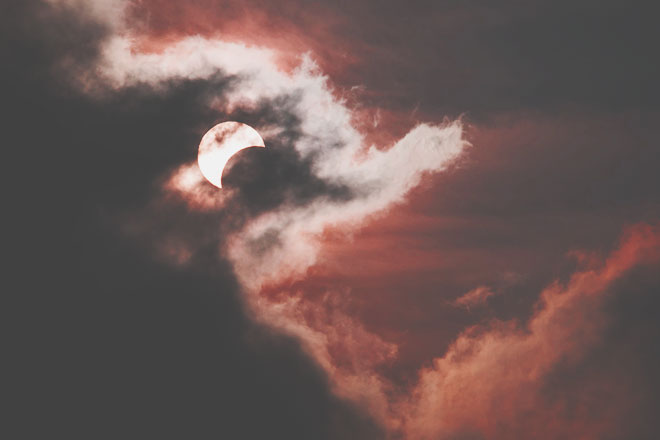 5月26日は射手座のスーパームーン月食満月　悲観主義を手放して、理想の未来へ進もう！