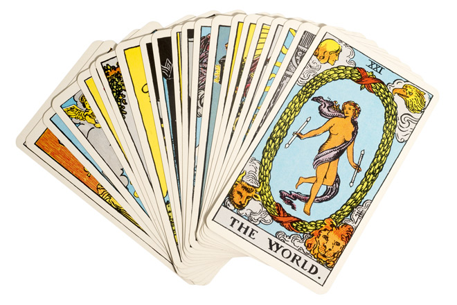 タロットの起源は「トランプ」!?　世界2大タロットの歴史や違いを解説