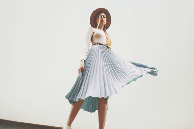 【8月のカラータロット占い】ラッキーカラーは「淡いブルー」、恋愛運アップには「プリーツスカート」！