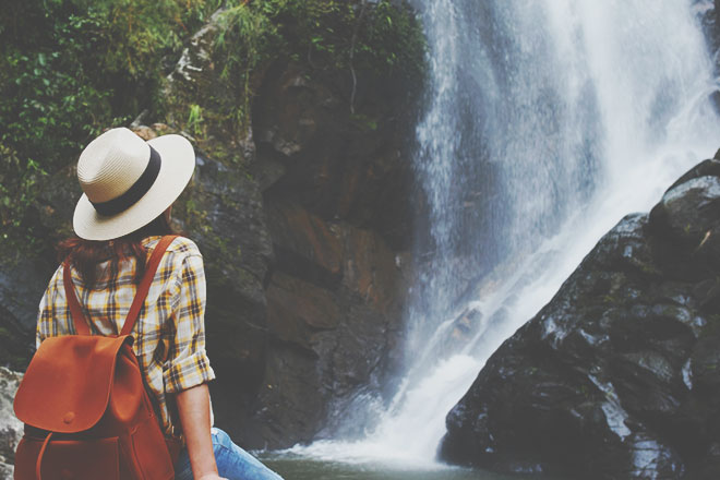 【8月の開運方位】吉方位は「北」、滝を訪れて悩みを水に流そう！