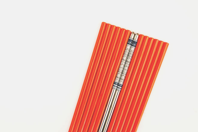 11月のラッキーカラーは「濃いオレンジ色」、恋愛運アップには「塗り箸」！【カラータロット占い】