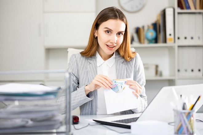 水晶玉子が占う2022年6月「あなたの金運」　金一封などの臨時収入に期待!?