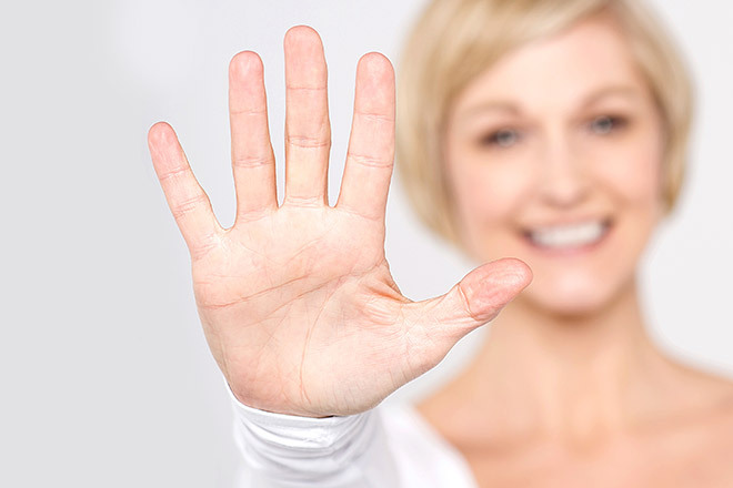 手の中指を見れば「依存度」がわかる？　斗弥がそわんわんの恋愛運を占う