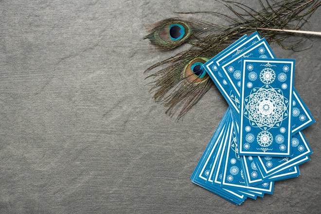 当たりすぎて怖い！　藤田ニコルも驚愕した占い師・斗弥のタロットを自宅で体験