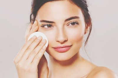 明るく潤いのある頬は人気運・友情運アップ！　友達を作る開運メイク術