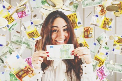 【夢占い】お金を浪費する夢は収入アップの暗示!?　お金の夢が意味することとは？