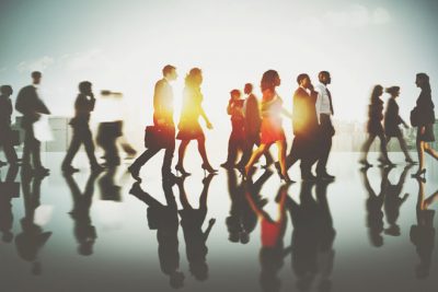 【夢占い】人混みに巻き込まれたらアクシデントの予感!?　群衆の夢が暗示することとは？