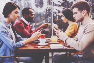 血液型【沈黙が訪れたら】あるある　A型は無理して話題を振る、AB型はスマホをいじる！