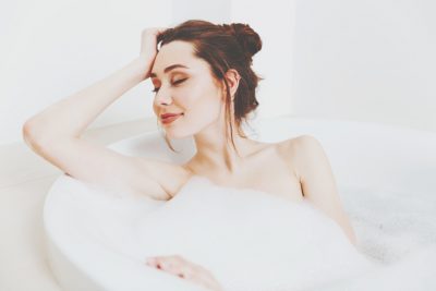 【心理テスト】半身浴のとき持っていくものでわかる、お金を増やす方法