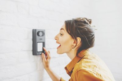 【夢占い】居留守を使う夢は1人になりたいサイン！　留守・居留守の夢が暗示すること