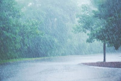 【心理テスト】雨宿りしている場所はどこ？　答えでわかるあなたが挽回したいこと