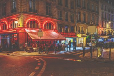 【夢占い】異性と夜道を歩く夢は恋のチャンス到来のサイン！　夜の夢が暗示すること