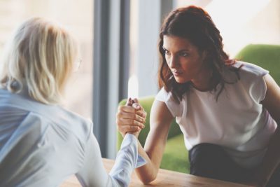 【夢占い】勝負に敗れる夢は頑固になり過ぎているサイン！　戦う夢が暗示すること