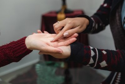 【手相占い】カリスマ的な存在感で尊敬される…レア手相「ソロモンの環」とは？